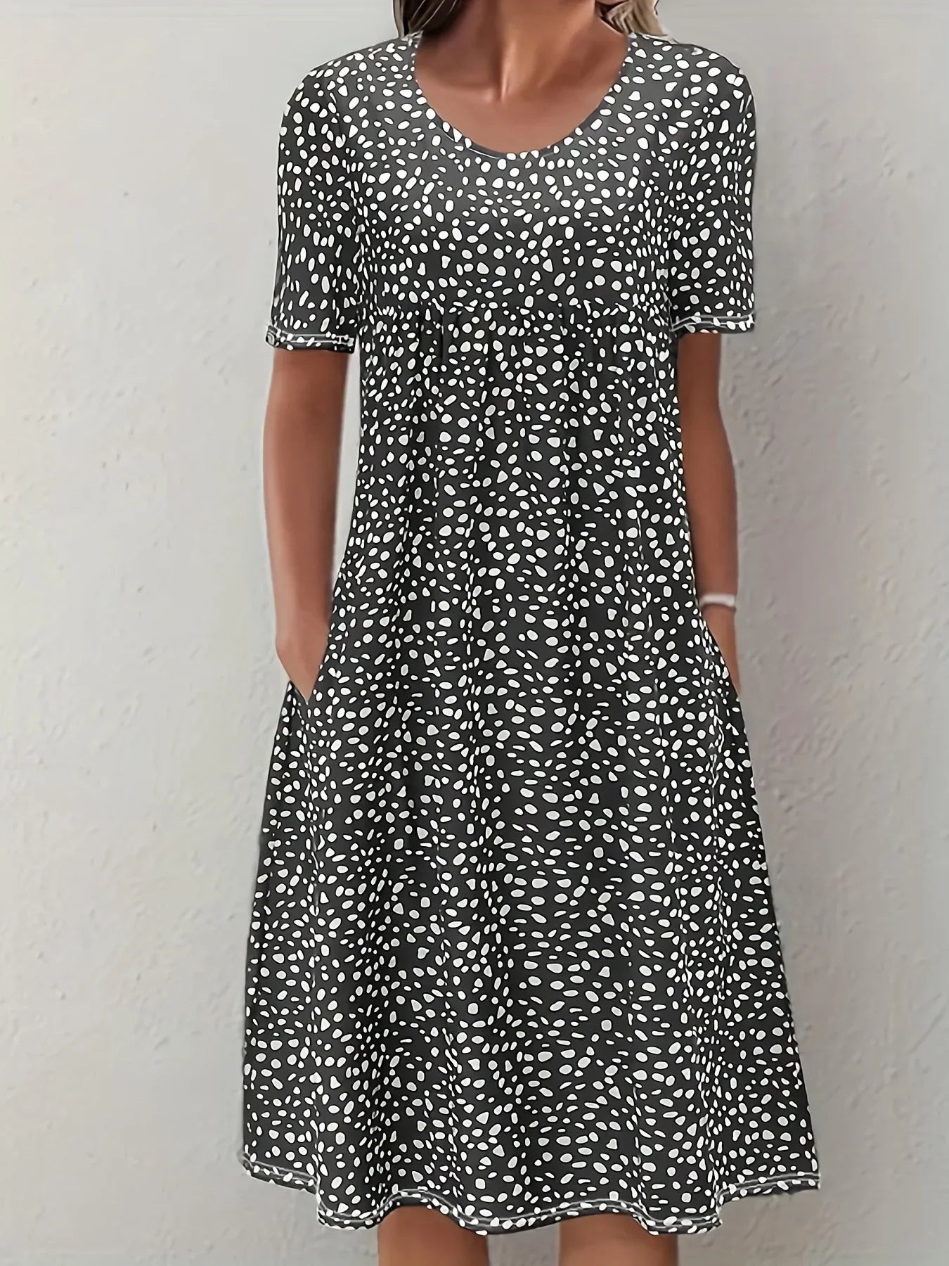 Měkké květinové šaty s nadčasovým střihem