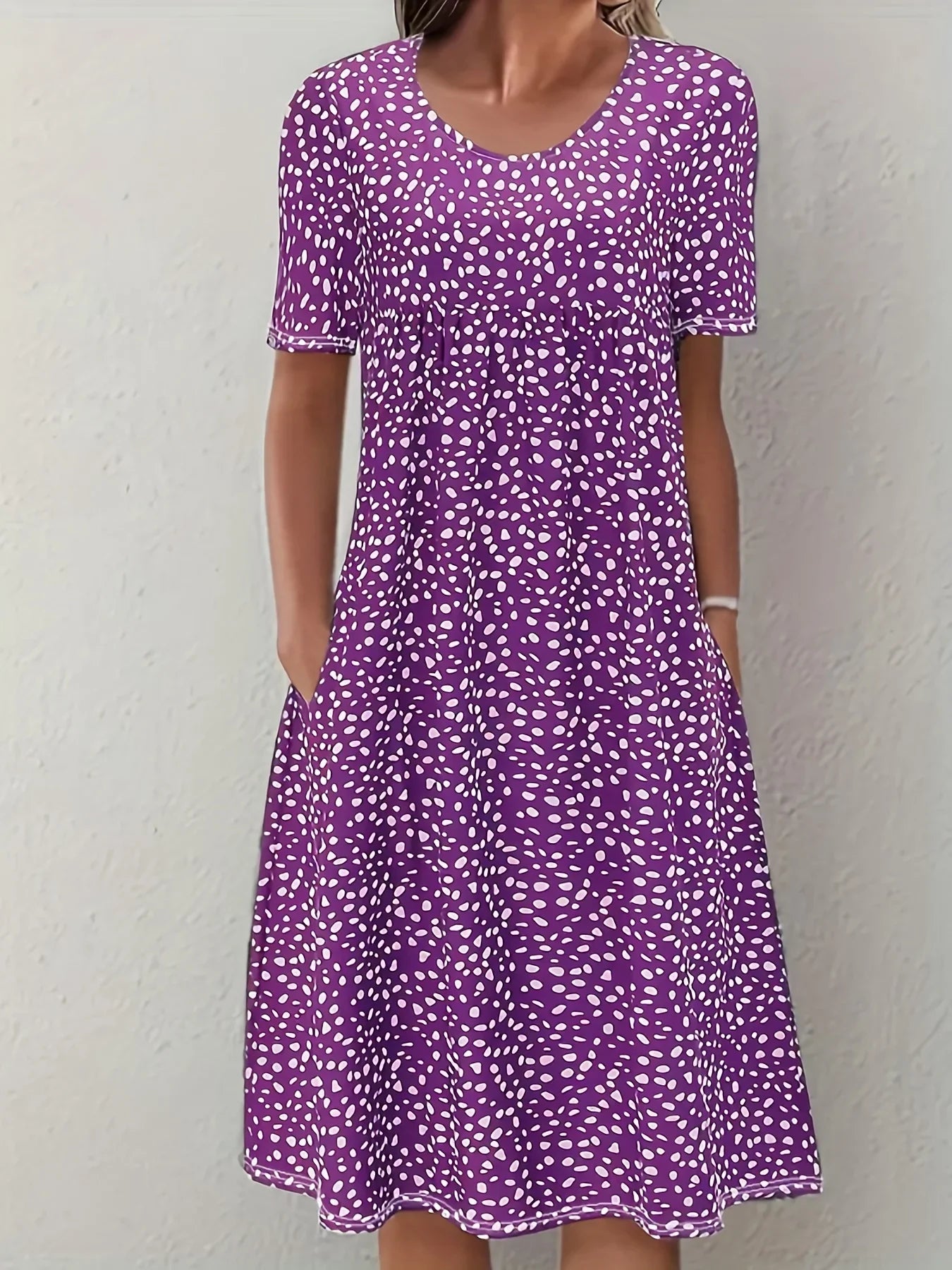 Měkké květinové šaty s nadčasovým střihem