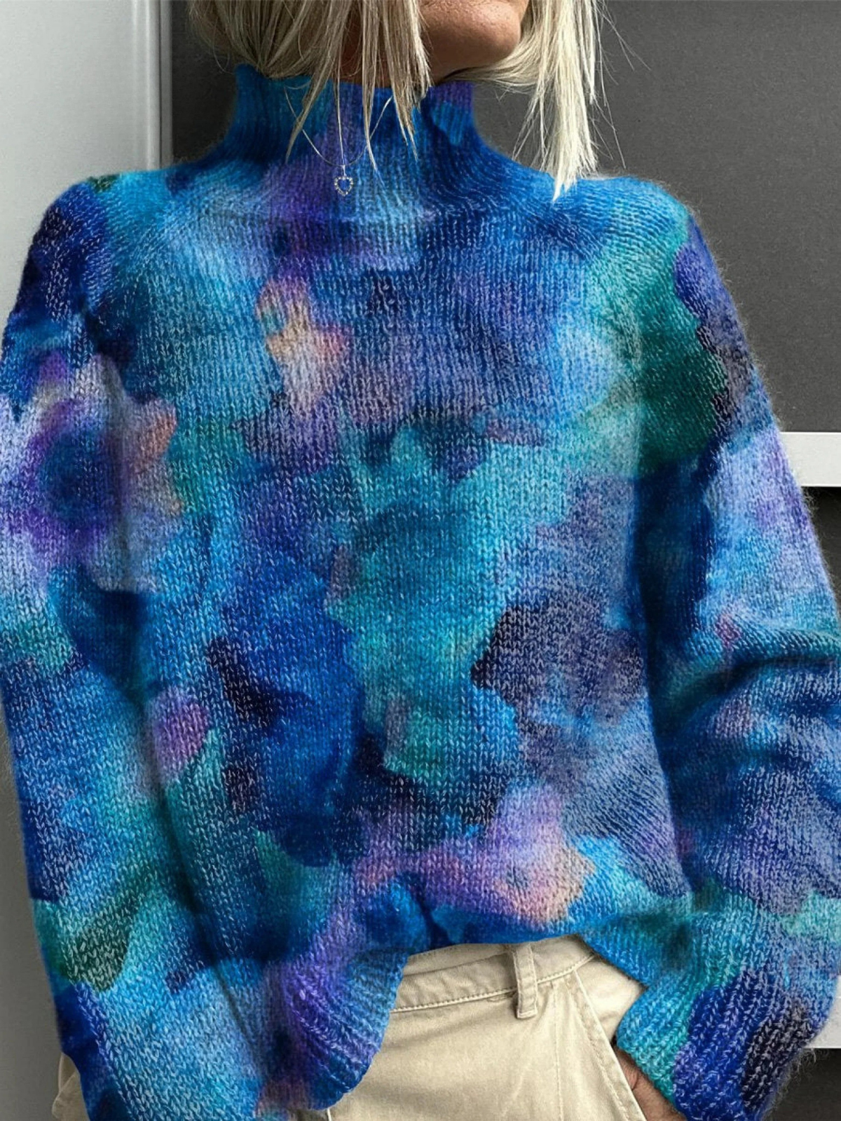 Svetr s rolákem s abstraktním květinovým vzorem ve vodovkách