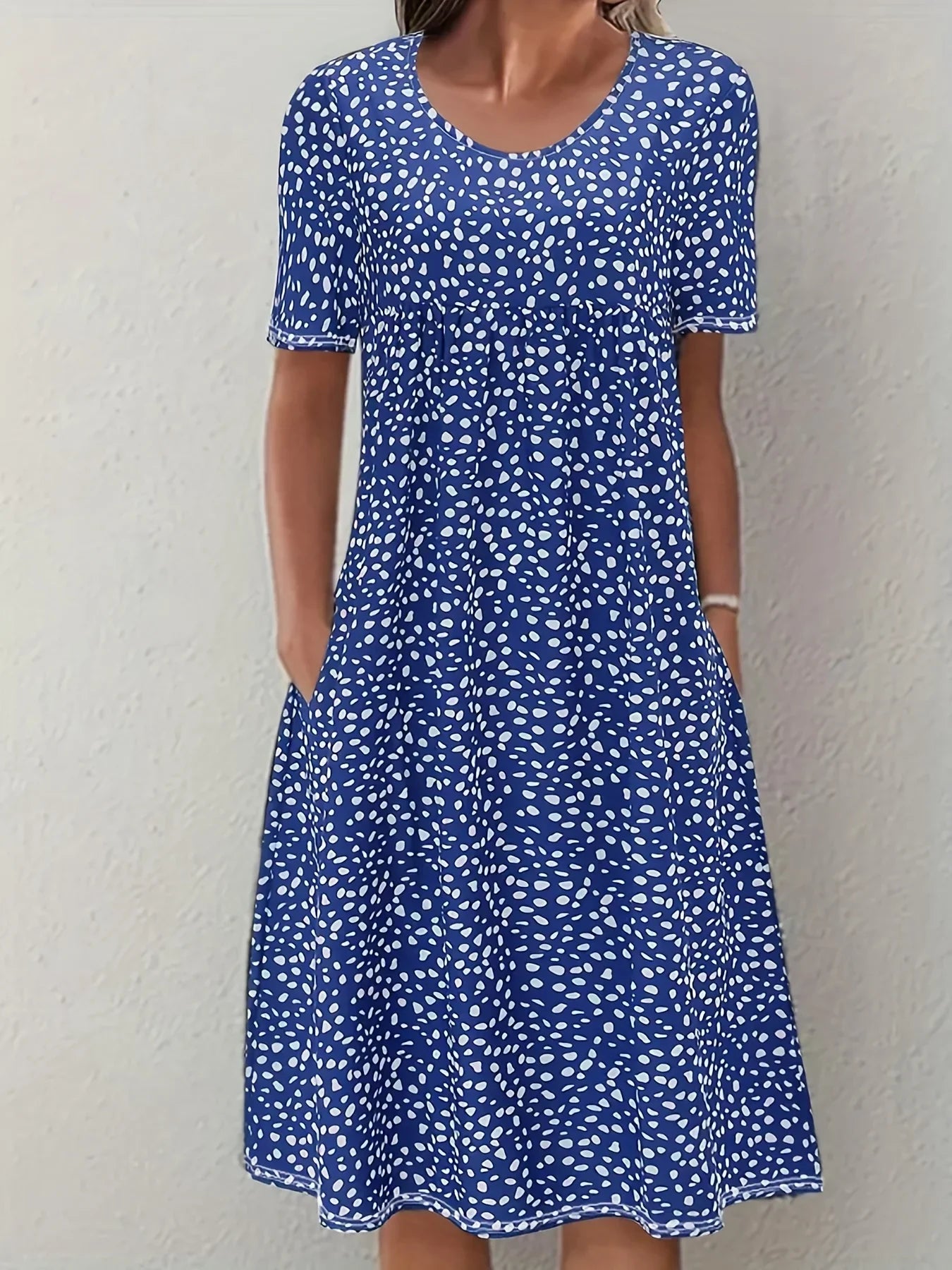 Měkké květinové šaty s nadčasovým střihem